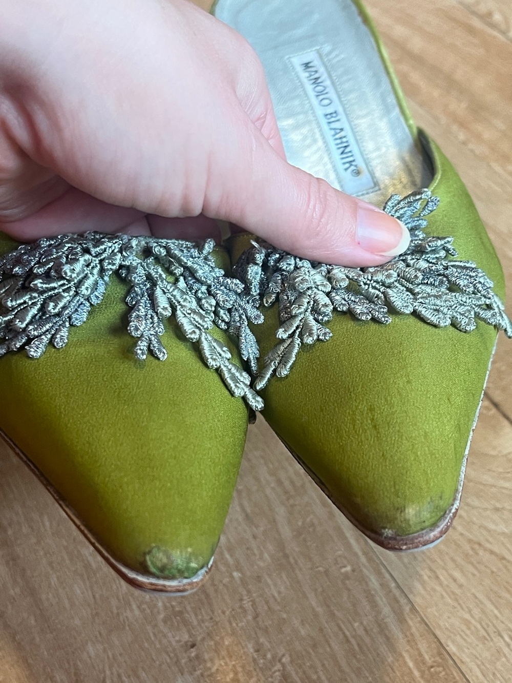 Vintage Manolo Blahnik green silk mule heel with grey/metallic tassel fringe - Picture 6 of 7